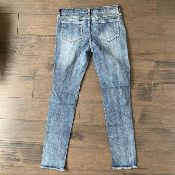 Medium-dark wash jeans with rose - Picture 3 of 3